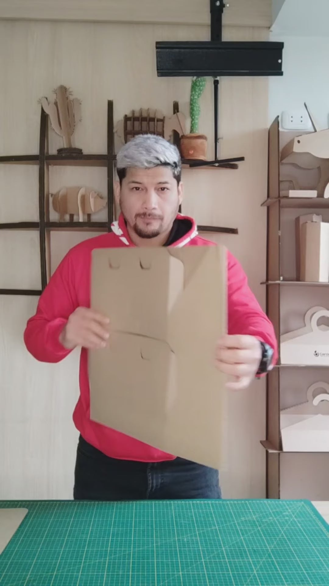 Cargar video: Exhibidor Plegable de Cartón